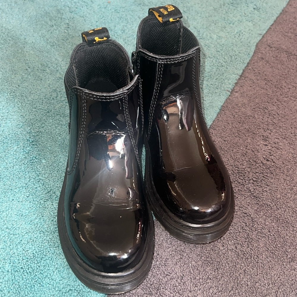 Girls Dr. Martens 2976 Chelsea Boot Patent Lamper
